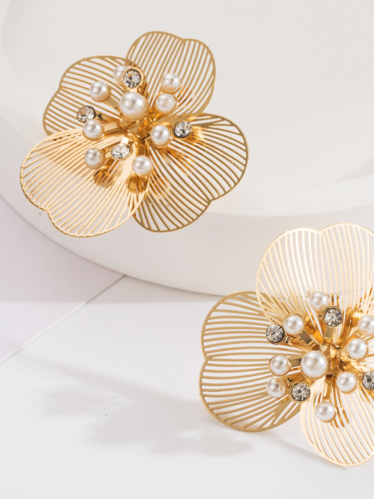 İnci Desenli Çiçek Küpe Altın Damla Model Rhinestone Taşlı | Lorlia