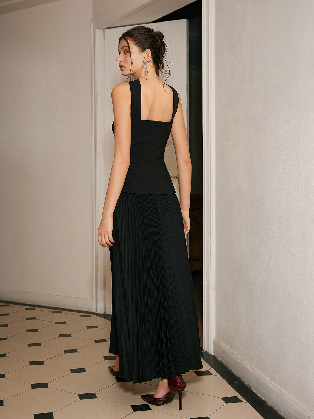 Choker Yaka Pileli Panel Maxi Elbise Siyah Kolsuz | Lorlia