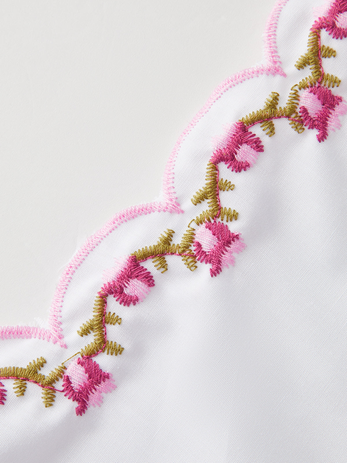 Nakışlı Puf Kol Bluz Beyaz Fiyonk Detaylı V Yaka | Lorlia
