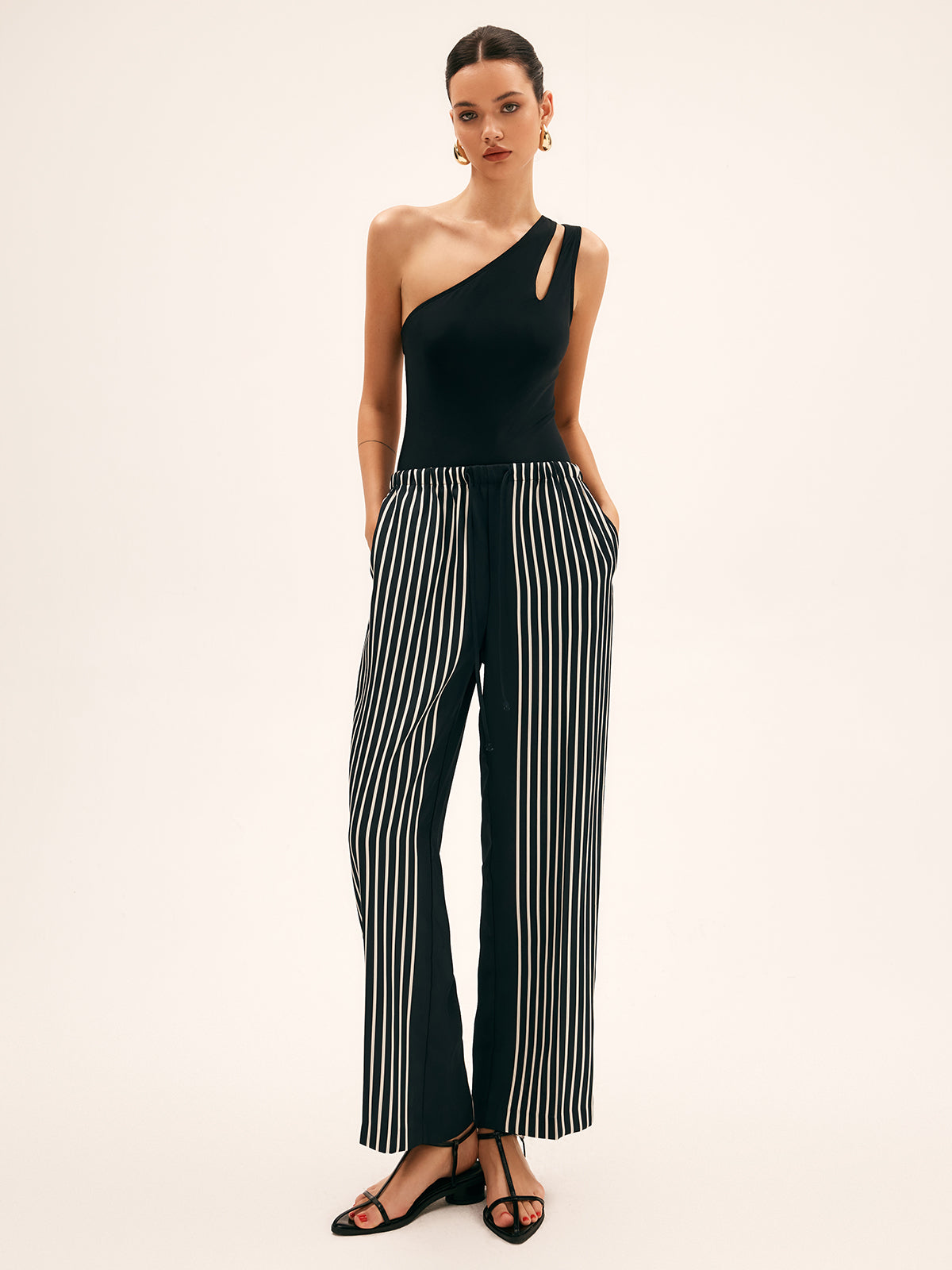 Asimetrik Kesim Tek Parça Mayo Siyah Cutout Detaylı | Lorlia