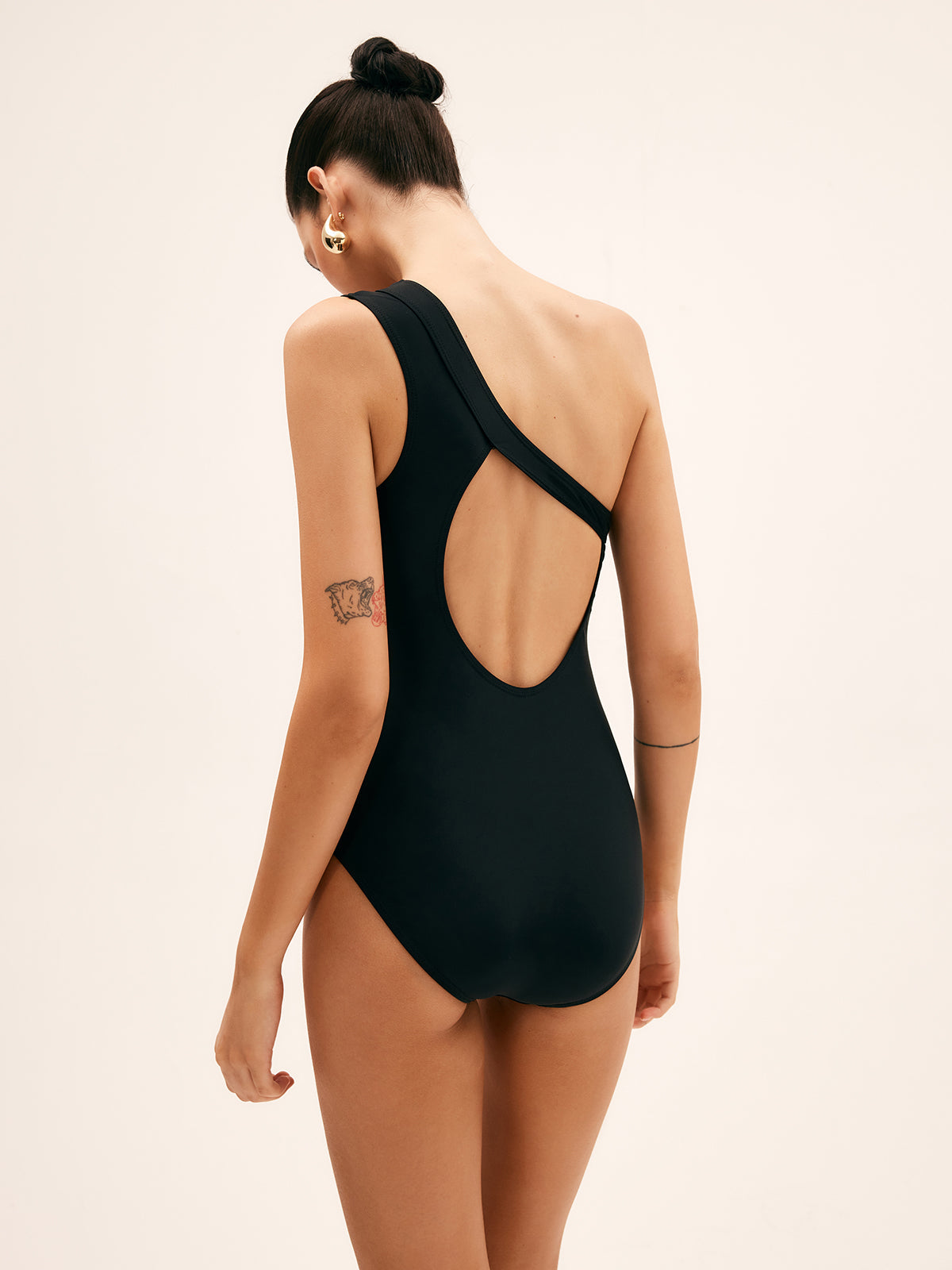 Asimetrik Kesim Tek Parça Mayo Siyah Cutout Detaylı | Lorlia