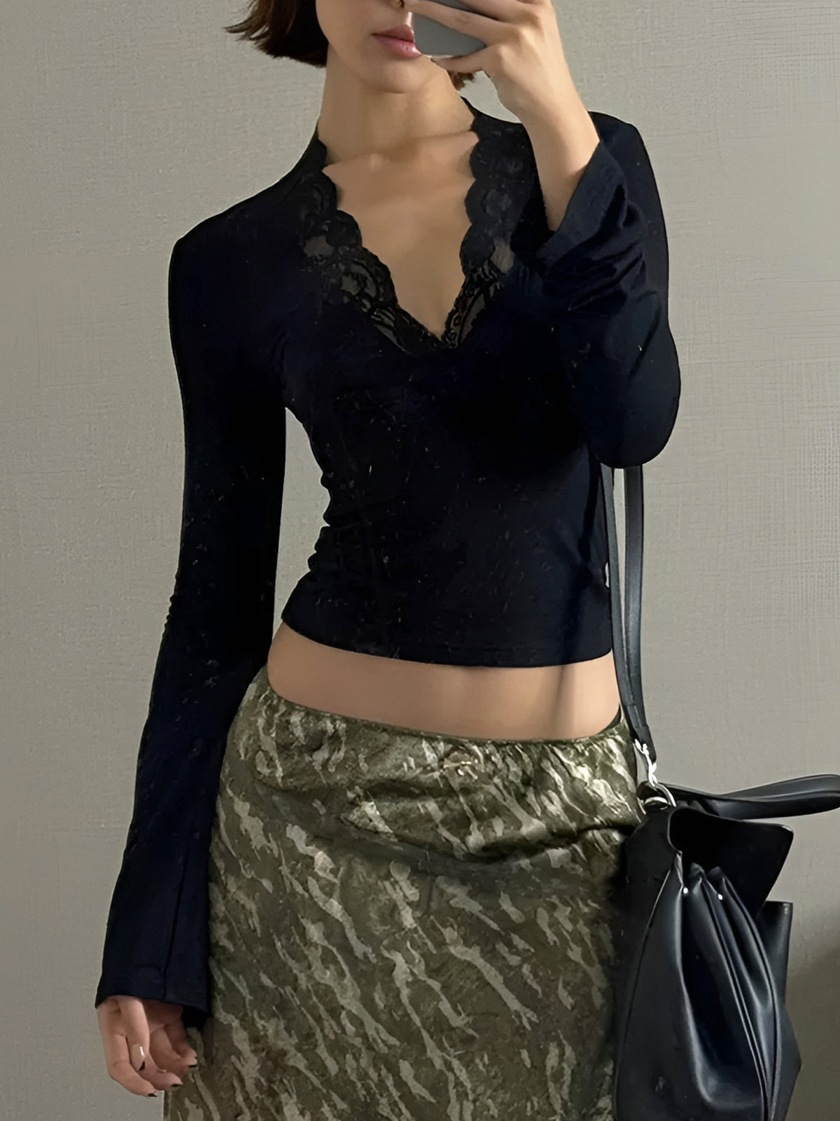 Dantel Süslemeli V Yaka Uzun Kollu Tişört Siyah | Lorlia