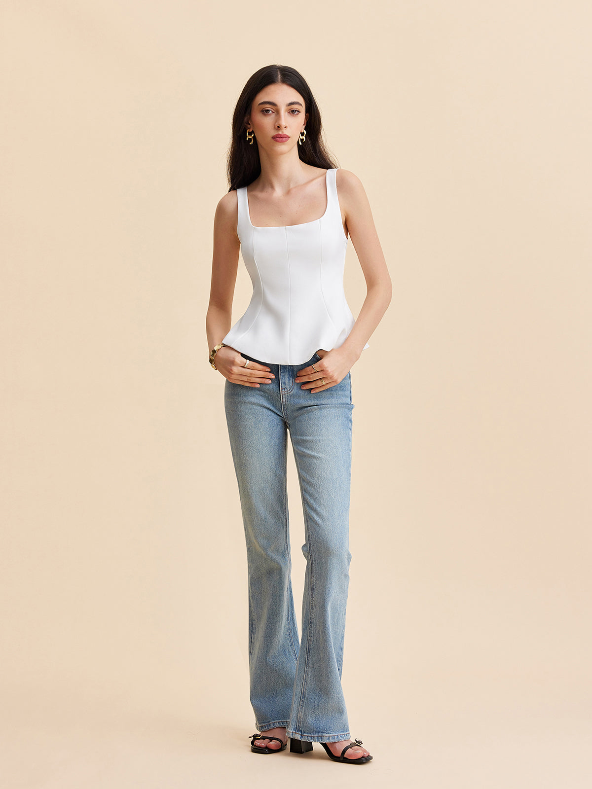 Kare Yaka Peplum Volanlı Bluz Beyaz Kolsuz | Lorlia